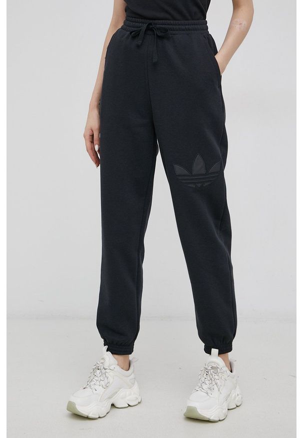 adidas Originals Spodnie Trefoil Moments damskie kolor czarny z aplikacją. Kolor: czarny. Materiał: dzianina, poliester, bawełna. Wzór: aplikacja
