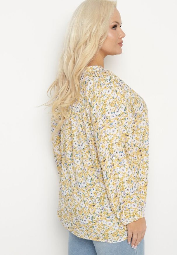 Born2be - Żółta Bluzka Wiskozowa w Kwiaty o Koszulowym Fasonie Vilozi. Okazja: na co dzień. Typ kołnierza: dekolt w kształcie V. Kolekcja: plus size. Kolor: żółty. Długość: długie. Wzór: kwiaty. Materiał: wiskoza. Długość rękawa: długi rękaw. Styl: elegancki, casual