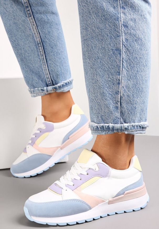 Renee - Biało-Fioletowe Sznurowane Sneakersy z Ozdobnymi Wstawkami Sandelal. Kolor: biały. Szerokość cholewki: normalna. Obcas: na płaskiej podeszwie