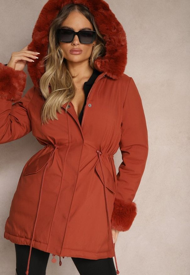 Renee - Pomarańczowa Dwustronna Kurtka o Fasonie Parki z Kapturem i Odpinanym Futerkiem Nevetalie. Okazja: na spacer, na co dzień. Typ kołnierza: kaptur. Kolor: czerwony. Materiał: futro. Sezon: zima. Styl: casual