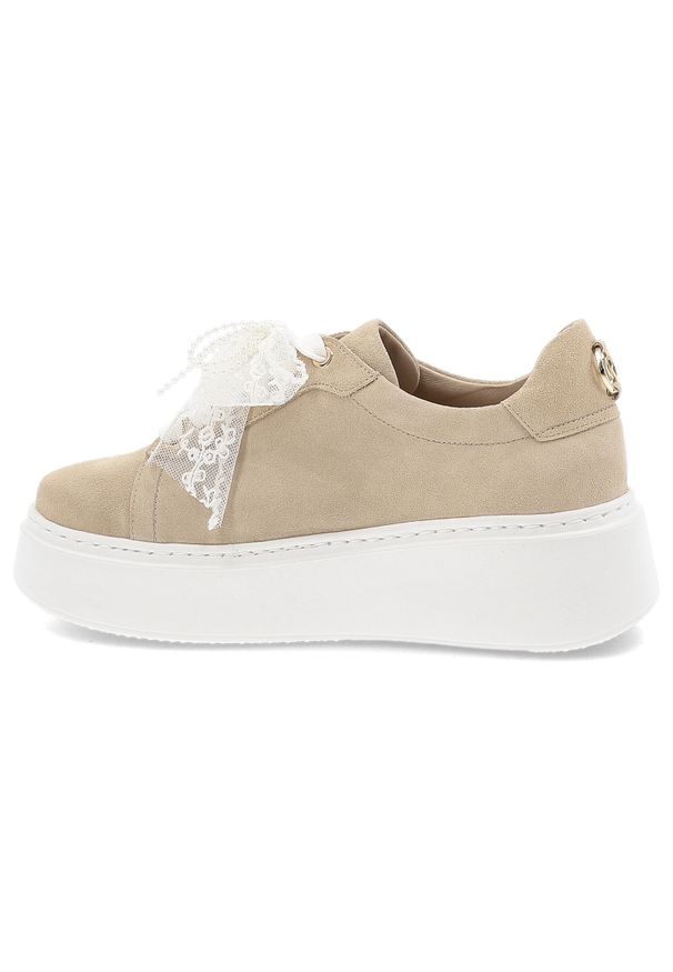 Beżowe Sneakersy Karino Stylowe Obuwie Damskie Na Platformie. Okazja: na co dzień. Zapięcie: sznurówki. Kolor: beżowy. Materiał: welur, koronka. Wzór: aplikacja, koronka. Obcas: na platformie. Styl: elegancki