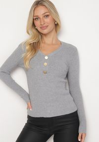 Born2be - Szary Sweter z Bawełną z Prążkowanego Materiału Ozdobiony Guzikami Zinfera. Okazja: na co dzień. Typ kołnierza: dekolt w serek. Kolor: szary. Materiał: bawełna, prążkowany, materiał. Wzór: aplikacja. Styl: casual, klasyczny #1