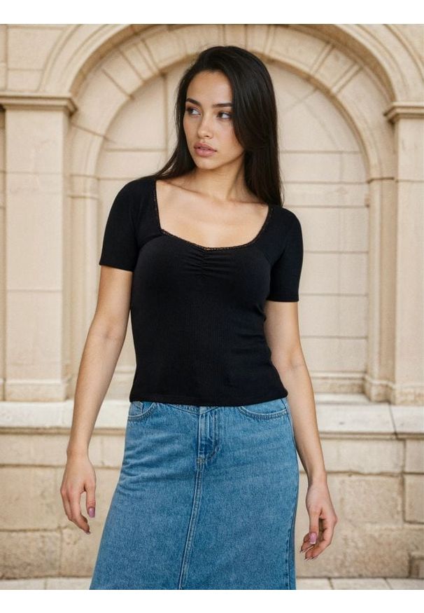 Sinsay - Wiskozowa koszulka z koronką i marszczeniem przy dekolcie - czarny. Kolor: czarny. Materiał: koronka, wiskoza. Wzór: koronka