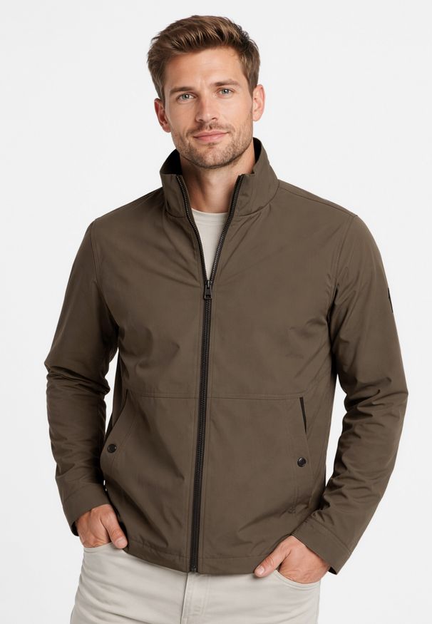 Volcano - Kurtka przejściowa J-SYLVAN. Okazja: na co dzień. Typ kołnierza: kołnierzyk stójkowy. Kolor: brązowy. Materiał: jeans, materiał. Wzór: gładki, napisy. Sezon: wiosna, lato. Styl: casual, klasyczny