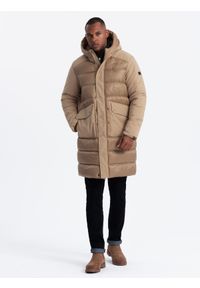 Ombre Clothing - Długa pikowana kurtka męska z dużymi kieszeniami – beżowa V2 - Rozmiar: XXL. Typ kołnierza: kaptur. Kolor: beżowy. Materiał: tkanina, poliester, materiał, syntetyk, nylon. Długość: długie. Wzór: gładki, aplikacja #11