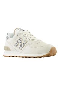 Buty do chodzenia damskie New Balance 574. Zapięcie: sznurówki. Kolor: biały. Materiał: materiał. Szerokość cholewki: normalna. Model: New Balance 574. Sport: turystyka piesza