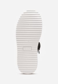 Renee - Czarne Sneakersy na Platformie Ozdobione Nitami i Metalicznymi Elementami Azista. Kolor: czarny. Materiał: jeans. Szerokość cholewki: normalna. Wzór: aplikacja. Obcas: na platformie #7