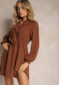 Renee - Brązowa Mini Sukienka o Rozkloszowanym Fasonie z Falbankami i Gumką w Talii Beranzze. Typ kołnierza: kołnierz z falbankami. Kolor: brązowy. Materiał: skóra. Długość rękawa: długi rękaw. Długość: mini