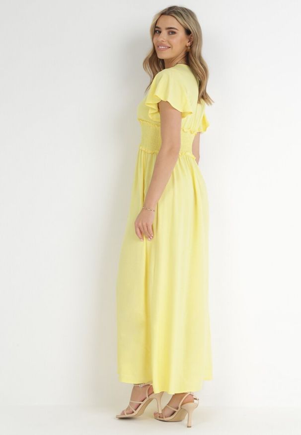 Born2be - Żółta Kopertowa Sukienka z Wiskozy z Gumką w Pasie Neroni. Kolor: żółty. Materiał: wiskoza. Typ sukienki: kopertowe. Długość: maxi