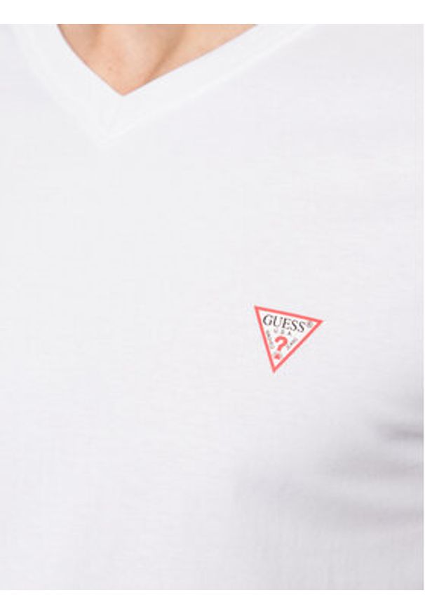 Guess T-Shirt M2YI37 I3Z14 Biały Slim Fit. Kolor: biały. Materiał: bawełna