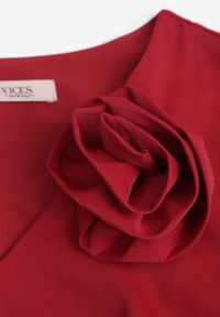 Renee - Czerwona Zwiewna Sukienka Wieczorowa VICES z Aplikacją 3D w Kształcie Kwiatu Themira. Typ kołnierza: dekolt w kształcie V. Kolor: czerwony. Wzór: aplikacja, kwiaty. Styl: wizytowy #2