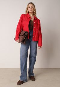 Born2be - Czerwona Bawełniana Kurtka Jeansowa Perimea. Kolor: czerwony. Materiał: bawełna, jeans #4