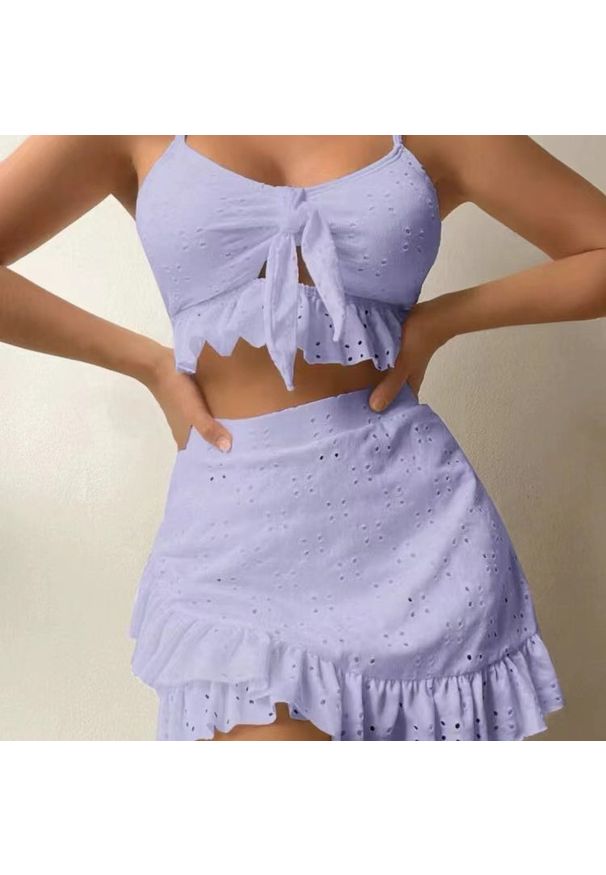 Intica - Strój dwuczęściowy z falbankami na lato i plażę Mayda. Kolor: fioletowy. Materiał: materiał. Wzór: aplikacja