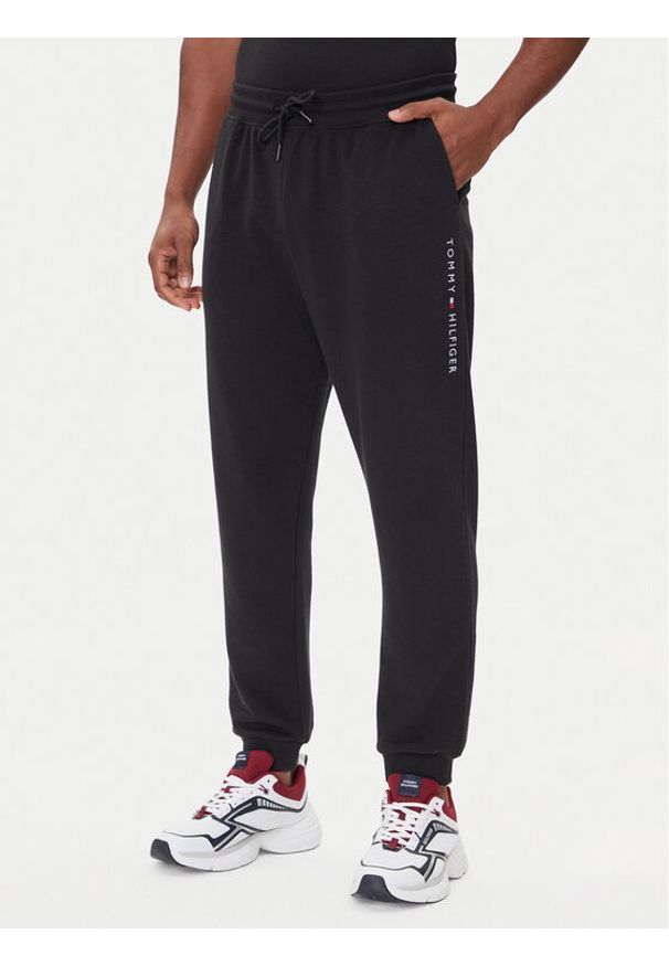 TOMMY HILFIGER - Tommy Hilfiger Spodnie dresowe UM0UM03664 Czarny Regular Fit. Kolor: czarny. Materiał: bawełna, syntetyk