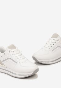 Born2be - Białe Sneakersy na Podeszwie w Paski Zdobione Brokatem i Cekinami Sellani. Zapięcie: pasek. Kolor: biały. Wzór: aplikacja, paski. Obcas: na obcasie. Wysokość obcasa: niski #2