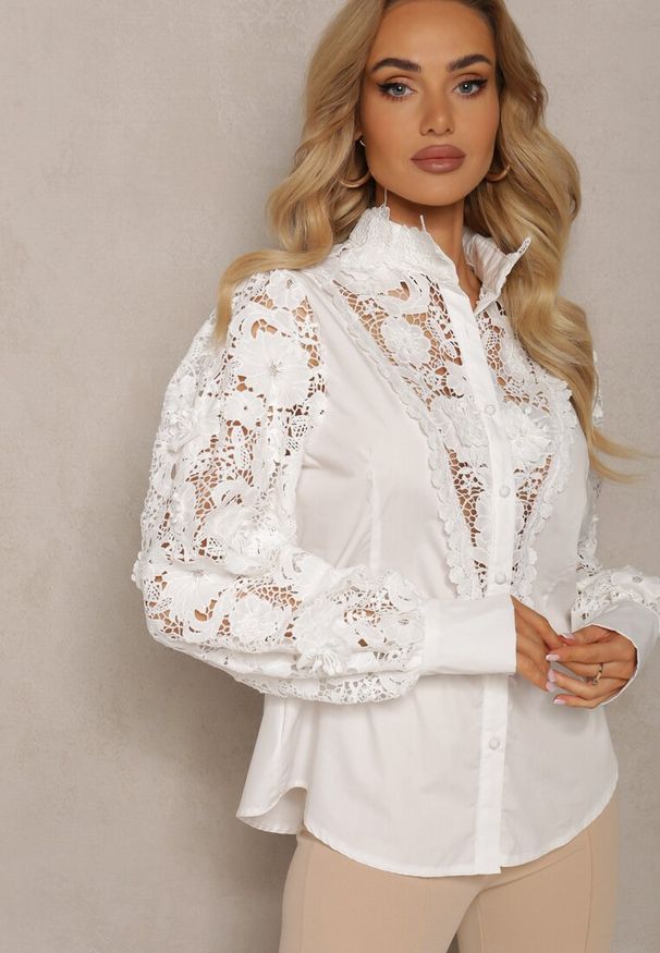 Renee - Biała Koszula Koronkowa Zapinana na Guziki Aneries. Okazja: na co dzień. Typ kołnierza: kołnierzyk klasyczny. Kolor: biały. Materiał: koronka. Długość rękawa: długi rękaw. Długość: długie. Styl: klasyczny, casual, wizytowy