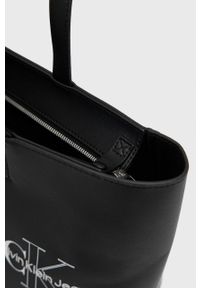 Calvin Klein Jeans torebka kolor czarny. Kolor: czarny. Wzór: nadruk. Materiał: z nadrukiem. Rodzaj torebki: na ramię #2