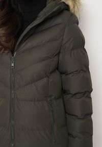 Born2be - Ciemnozielona Kurtka Pikowana Mocno Ocieplana z Kapturem z Futerkiem Gelirra. Okazja: na co dzień. Typ kołnierza: kaptur. Kolor: zielony. Materiał: futro. Długość rękawa: długi rękaw. Długość: długie. Styl: casual, elegancki #7