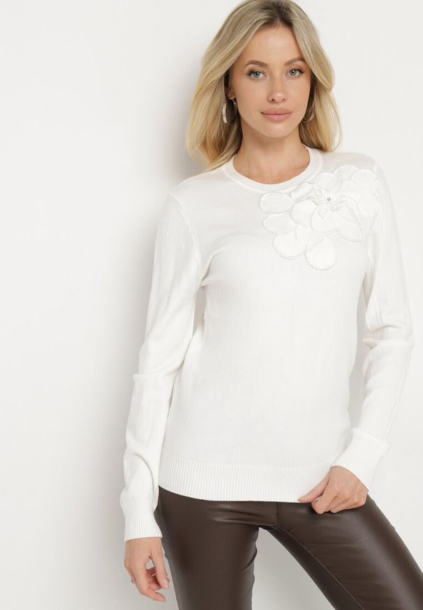 Born2be - Biały Sweter z Wiskozą Modalem i Aplikacjami 3D Esalttia. Okazja: na co dzień. Kolor: biały. Materiał: wiskoza. Wzór: aplikacja. Sezon: zima, jesień. Styl: casual, elegancki