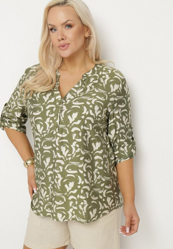 Born2be - Ciemnozielona Koszula z Wiskozą w Abstrakcyjny Wzór Clarivana. Okazja: na co dzień. Typ kołnierza: dekolt w serek. Kolekcja: plus size. Kolor: zielony. Materiał: wiskoza. Długość rękawa: długi rękaw. Długość: długie. Styl: casual, klasyczny, elegancki