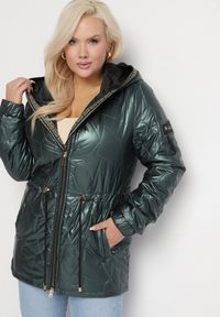 Born2be - Ciemnozielona Kurtka Pikowana Parka z Nieodpinanym Kapturem Oferra. Kolekcja: plus size. Kolor: zielony