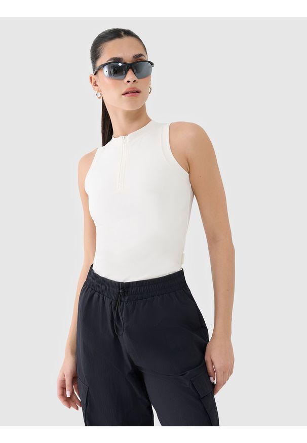 4f - 4F Crop-top slim damski - biały XS. Kolor: biały. Materiał: dzianina, włókno, syntetyk, materiał, elastan. Długość rękawa: bez rękawów. Wzór: gładki, ze splotem, jednolity