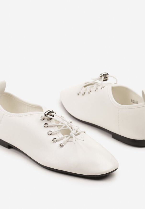Born2be - Białe Półbuty ze Sznurowaniem ze Stoperem Julisha. Okazja: na co dzień. Zapięcie: sznurówki. Kolor: biały. Obcas: na obcasie. Styl: klasyczny, casual. Wysokość obcasa: średni