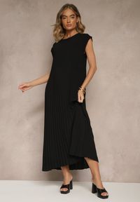 Renee - Czarna Sukienka Ozdobiona Plisami Mavellea. Okazja: na co dzień. Kolor: czarny. Wzór: aplikacja. Typ sukienki: proste. Styl: klasyczny, elegancki, casual