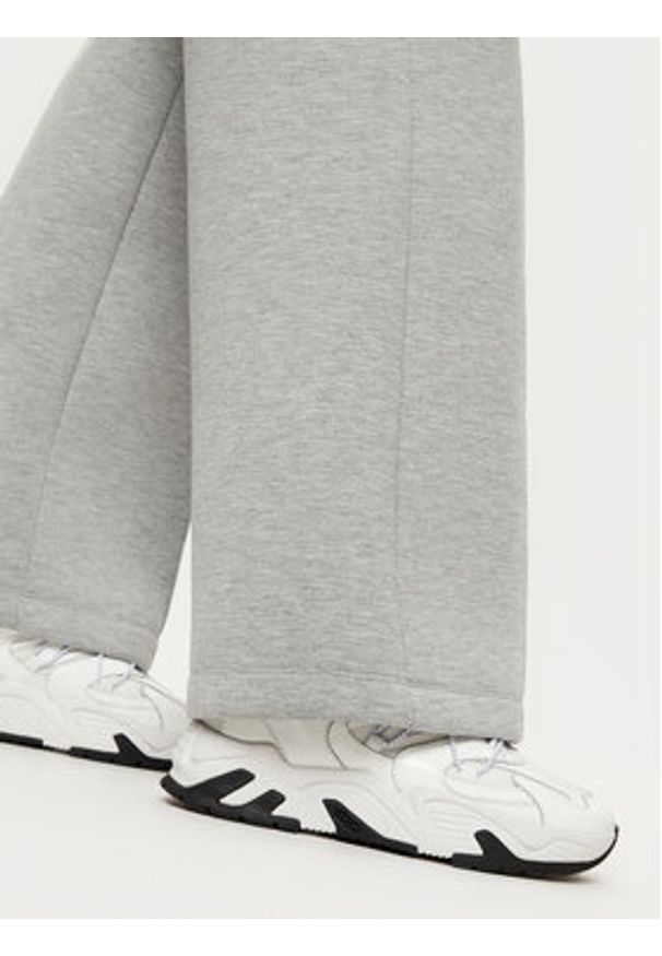 Calvin Klein Spodnie materiałowe K20K207947 Szary Relaxed Fit. Kolor: szary. Materiał: wiskoza