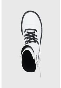 DKNY - Dkny Workery damskie kolor biały na płaskim obcasie. Nosek buta: okrągły. Zapięcie: sznurówki. Kolor: biały. Obcas: na obcasie. Wysokość obcasa: niski