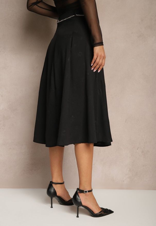 Renee - Czarna Spódnica Rozkloszowana z Wiskozą High Waist Ozdobiona Łańcuszkiem Olirive. Okazja: na co dzień. Stan: podwyższony. Kolor: czarny. Materiał: wiskoza. Wzór: aplikacja. Styl: elegancki, casual
