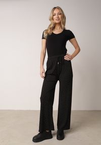 Born2be - Czarne Szerokie Spodnie z Bawełną Zdobione Cyrkoniami Azilene. Okazja: na co dzień. Stan: podwyższony. Kolor: czarny. Materiał: bawełna. Wzór: aplikacja. Styl: casual, klasyczny #1