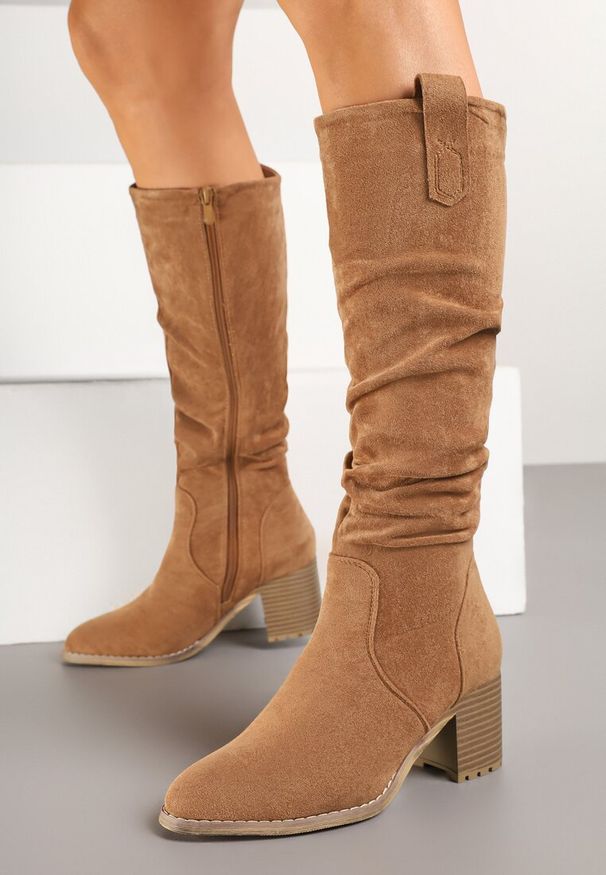 Born2be - Ciemnobeżowe Kozaki na Słupku Bertilon. Okazja: na co dzień. Kolor: beżowy. Materiał: wełna, jeans. Obcas: na słupku. Styl: casual, elegancki