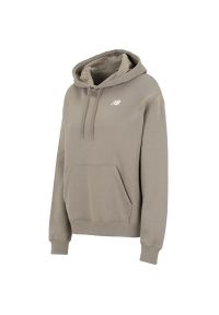 Bluza New Balance WT51947DOK - beżowa. Okazja: na co dzień. Typ kołnierza: kaptur. Kolor: beżowy. Materiał: bawełna, dresówka, poliester, prążkowany. Wzór: napisy. Styl: casual, klasyczny #1