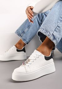 Born2be - Biało-Czarne Sneakersy na Platformie z Biżuteryjnymi Aplikacjami na Sznurówkach Noonia. Nosek buta: okrągły. Zapięcie: sznurówki. Kolor: biały. Wzór: aplikacja. Obcas: na platformie. Wysokość obcasa: niski #6