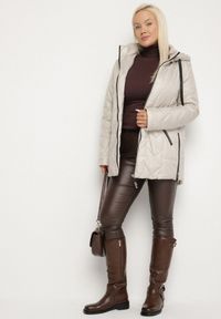 Born2be - Ciemnoszara Pikowana Kurtka Ozdobiona Pikowaniem z Odpinanym Kapturem Falerosa. Okazja: na co dzień, na spacer. Kolor: szary. Materiał: jeans. Wzór: aplikacja. Styl: casual