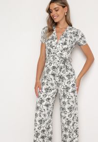 Born2be - Biało-Czarny Kombinezon w Kwiaty z Krótkim Rękawem i Dekoltem w Serek z Długimi Nogawkami Nestaanne. Okazja: na co dzień. Kolor: biały. Materiał: jeans. Długość rękawa: krótki rękaw. Długość: krótkie. Wzór: kwiaty. Styl: wizytowy, casual, elegancki #7