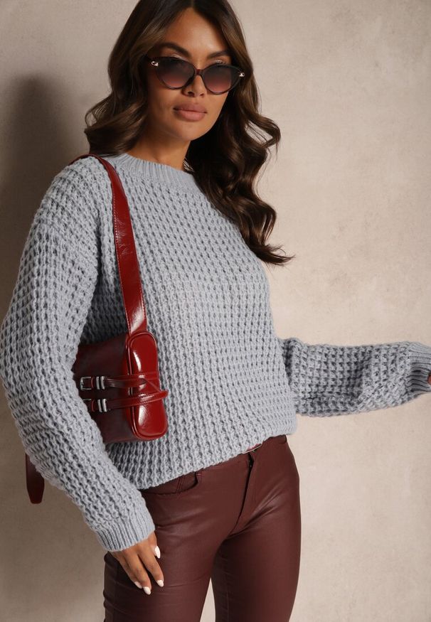 Renee - Jasnoniebieski Sweter z Wiskozą Ozdobiony Splotem Rialorae. Okazja: na co dzień. Kolor: niebieski. Materiał: wiskoza. Wzór: aplikacja, ze splotem. Styl: elegancki, casual
