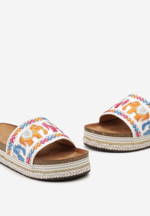 Born2be - Białe Klapki na Ozdobnej Podeszwie z Haftowanymi Słoniami Risatta. Okazja: na spacer. Kolor: biały. Materiał: len. Wzór: haft. Styl: boho