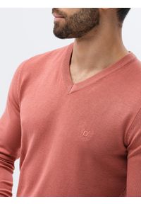 Ombre Clothing - Sweter męski z haftem E191 - różowy - XXL. Kolor: różowy. Materiał: materiał, nylon, dzianina, wiskoza. Wzór: haft. Styl: klasyczny, elegancki #4
