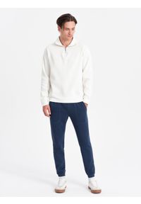 Ombre Clothing - Spodnie męskie dresowe CARROT ze strukturalnej dzianiny - ciemnoniebieskie V5. Kolor: niebieski. Materiał: dresówka, dzianina