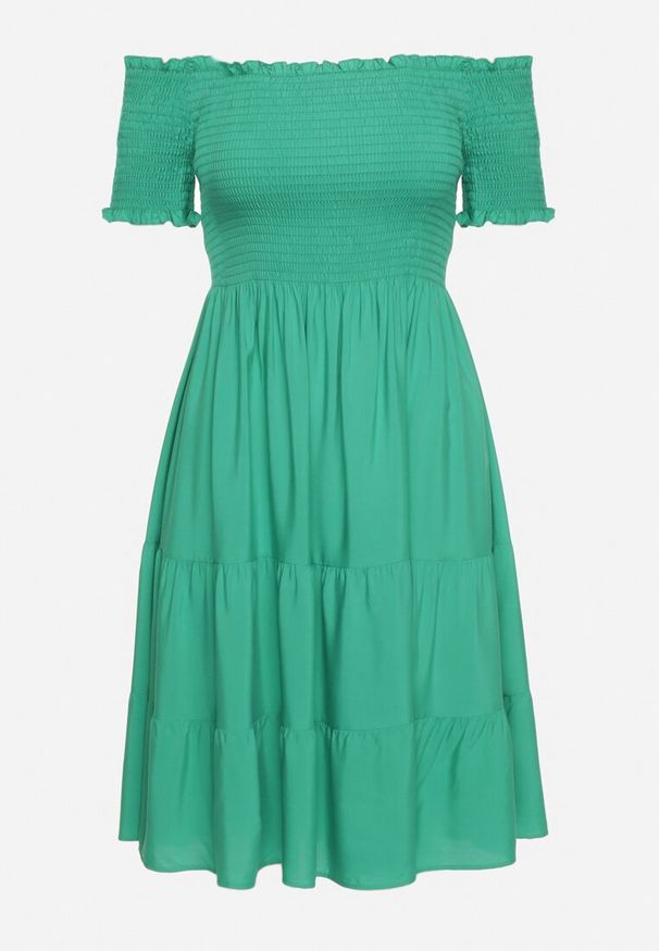 Born2be - Zielona Bawełniana Sukienka z Hiszpańskim Dekoltem z Szerokimi Falbanami na Dole Bliria. Okazja: na spacer, na co dzień. Typ kołnierza: dekolt hiszpanka. Kolor: zielony. Materiał: bawełna. Sezon: lato. Typ sukienki: rozkloszowane. Styl: elegancki, casual, wakacyjny