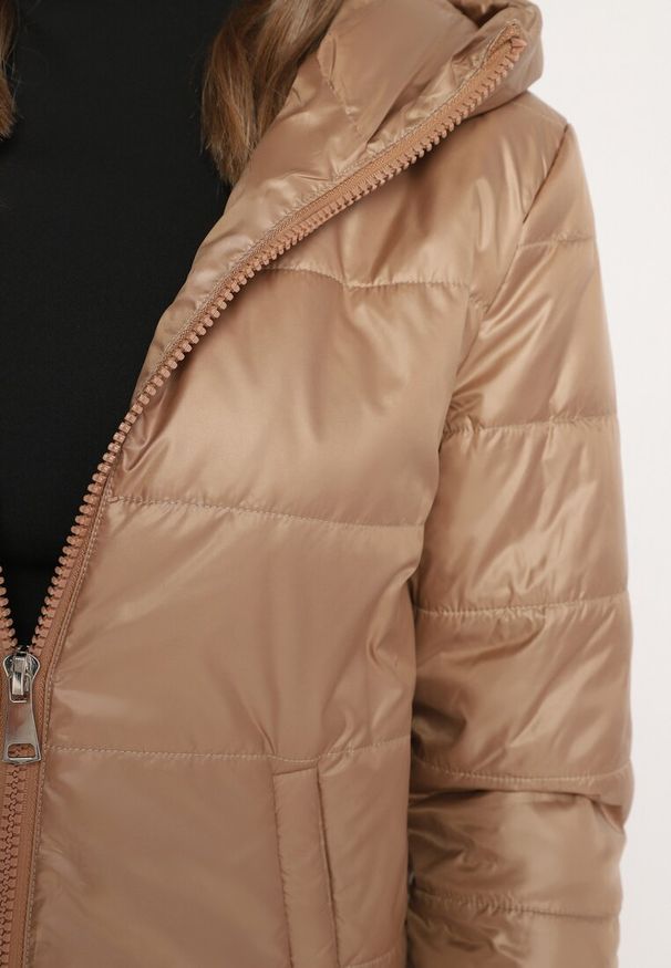 Born2be - Beżowa Pikowana Kurtka z Kapturem Terishia. Okazja: na co dzień. Typ kołnierza: kaptur. Kolor: beżowy. Materiał: jeans. Długość rękawa: długi rękaw. Długość: długie. Sezon: wiosna. Styl: casual, elegancki