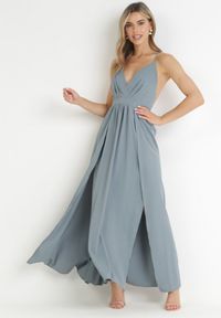 Born2be - Szara Maxi Sukienka na Ramiączkach o Rozkloszowanym Fasonie z Trójkątnym Dekoltem Juliane. Kolekcja: dla wysokich. Kolor: szary. Długość rękawa: na ramiączkach. Typ sukienki: rozkloszowane. Styl: elegancki. Długość: maxi