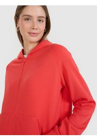 4f - 4F Bluza dresowa rozpinana z kapturem damska - czerwona XL. Okazja: na co dzień. Typ kołnierza: kaptur. Kolor: czerwony. Materiał: dresówka. Długość rękawa: raglanowy rękaw. Wzór: gładki, ze splotem. Styl: casual, sportowy
