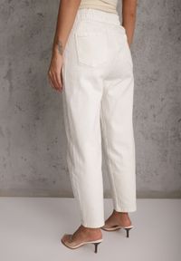Renee - Białe Bawełniane Jeansy Typu Mom Fit High Waist Ściągane w Pasie Sznurkiem Winlenne. Okazja: na co dzień. Stan: podwyższony. Kolor: biały. Styl: klasyczny, casual #5