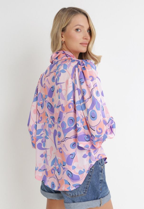 Born2be - Różowo-Fioletowa Koszula w Abstrakcyjny Kolorowy Wzór Gaetana. Typ kołnierza: kołnierzyk klasyczny. Kolor: różowy. Materiał: jeans. Wzór: kolorowy. Styl: klasyczny