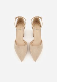 Renee - Ciemnobeżowe Czółenka z Imitacji Zamszu na Słupkowym Obcasie ze Szpiczastym Noskiem Hadina. Okazja: na randkę. Nosek buta: szpiczasty. Zapięcie: pasek. Kolor: beżowy. Materiał: zamsz. Obcas: na obcasie. Wysokość obcasa: średni #7