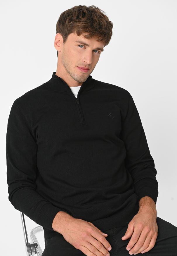 Volcano - Sweter ze stójką S-SAM. Typ kołnierza: kołnierzyk stójkowy. Materiał: prążkowany, materiał. Długość rękawa: długi rękaw. Długość: krótkie. Wzór: aplikacja, gładki. Styl: klasyczny