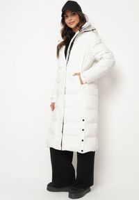 Born2be - Biała Długa Kurtka z Kapturem Ściągaczami i Dołem Zapinanym na Napy Sialinnor. Okazja: na co dzień. Typ kołnierza: kaptur. Kolor: biały. Materiał: futro, polar, jeans. Długość: długie. Styl: casual #8